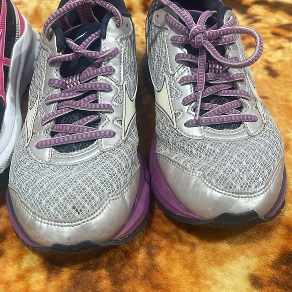 Two pairs of running shoes size 7 ASICS and Mizuno - Picture 8 of 9